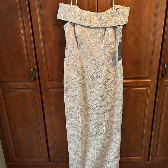 New with Tags Theia Cream Off Shoulders Gown - Picture 1 of 6
